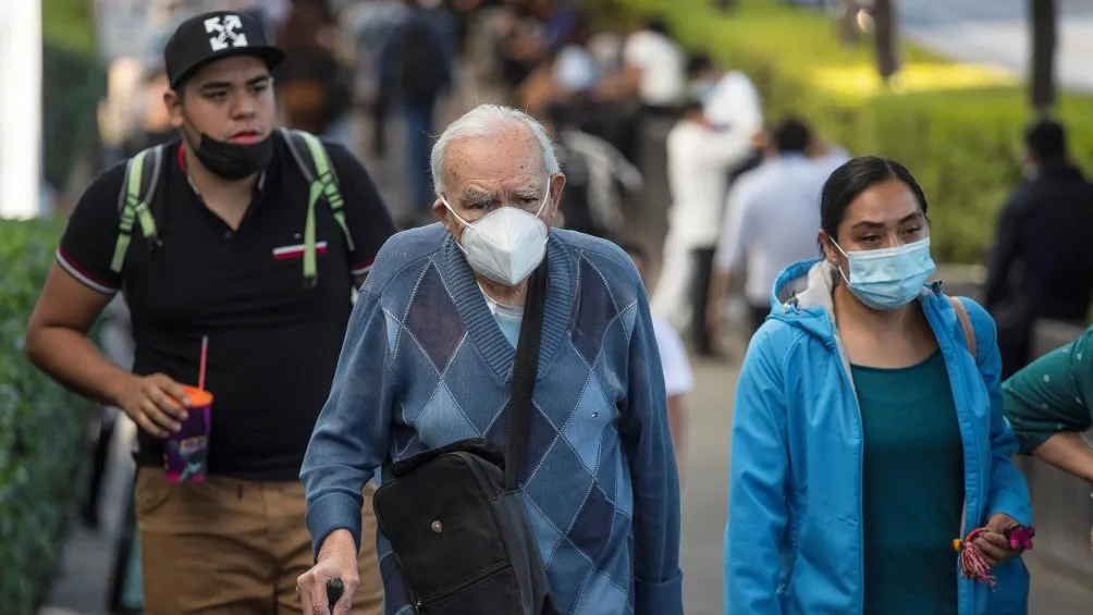 Personas con cubrebocas paseando en calles de la Ciudad de México