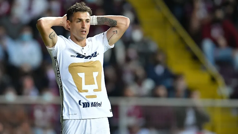 Juan Ignacio Dinenno jugando partido con Pumas ante Saprissa