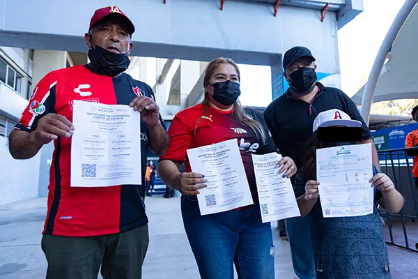 Afición de Atlas muestra su certificado de vacunación vs Covid-19