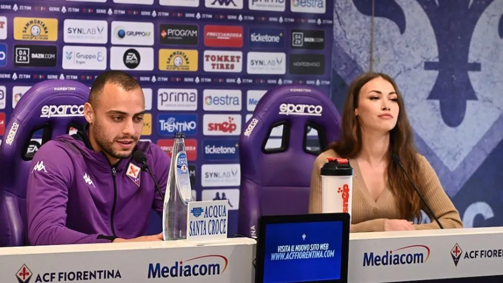 Arthur Cabral en rueda de prensa junto a Rossella Petrillo