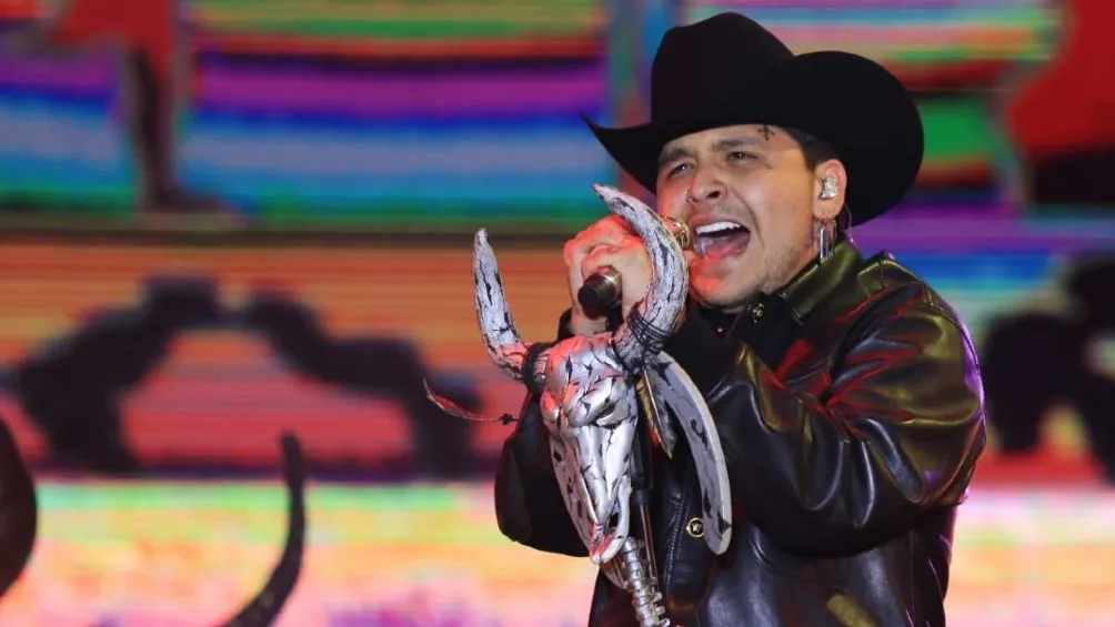 Christian Nodal cantando en concierto