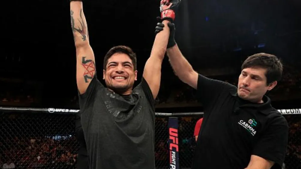 Gabriel Benítez celebrando triunfo tras pelea en la UFC