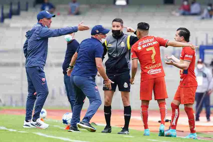 Andrés Lillini, Alan Mozo y Leo López reclamando la expulsión