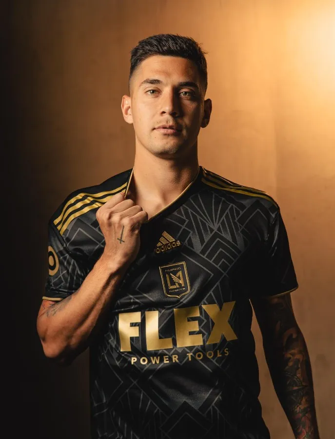TWITTER @FRANCOEESCOBAR Franco Escobar portando la nueva playera del LAFC
