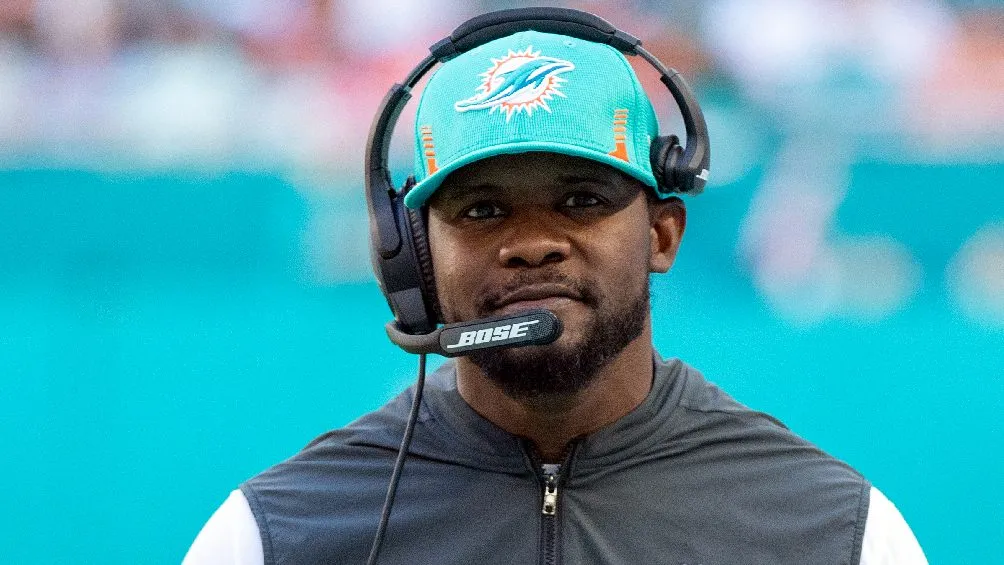 Brian Flores como asistente defensivo de los Dolphins de Miami