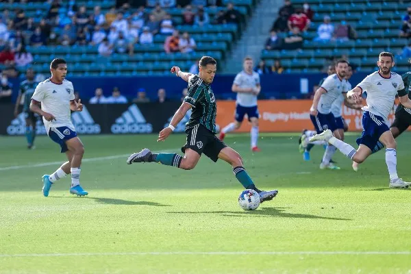 Javier Hernández en acción
