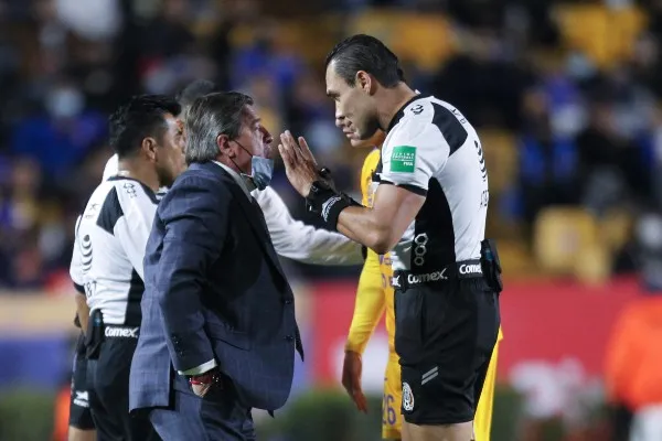 Miguel Herrera se enfrenta a Marco Ortiz