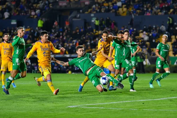 Tigres vs San Luis en acción
