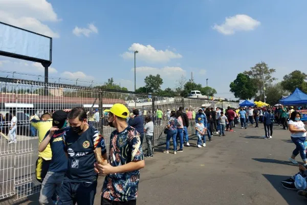 Afición azulcrema en las inmediaciones del Azteca