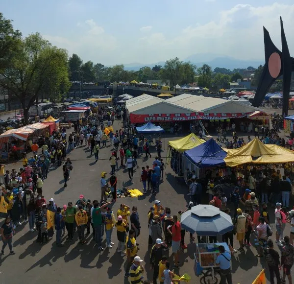 Filas afuera del Estadio Azteca