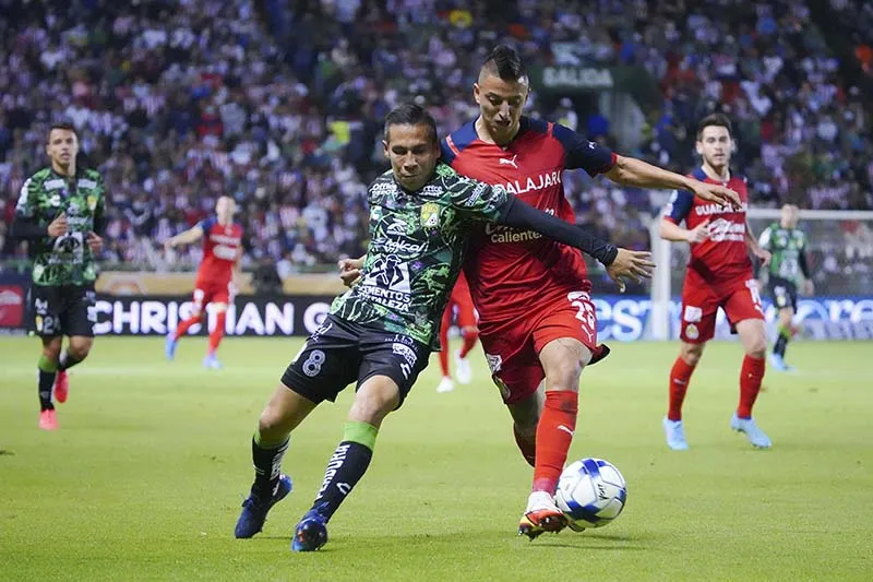 IMAGO7 Rodríguez y Alvarado pelan un esférico