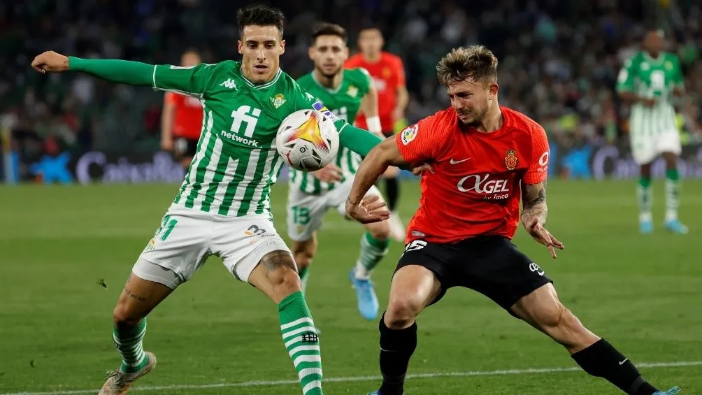 Jugadores pelean un balón