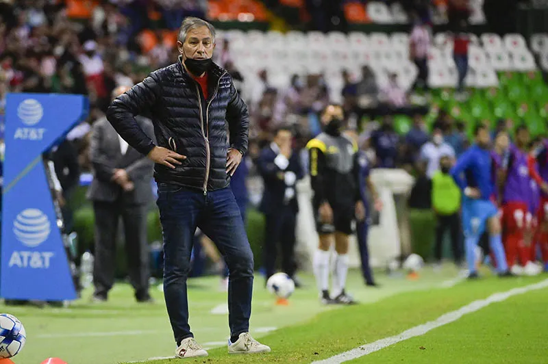 IMAGO7 Holan observa el duelo ante Chivas