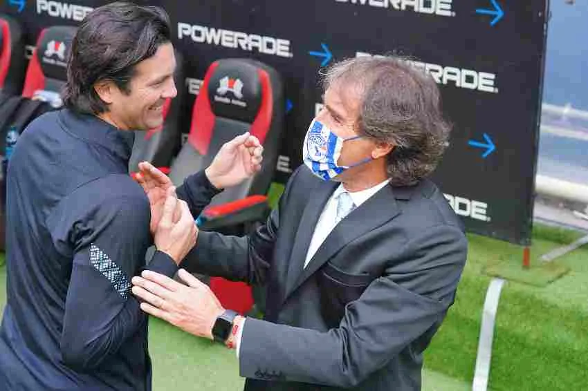 Almada y Solari en el saludo previo al inicio del partido