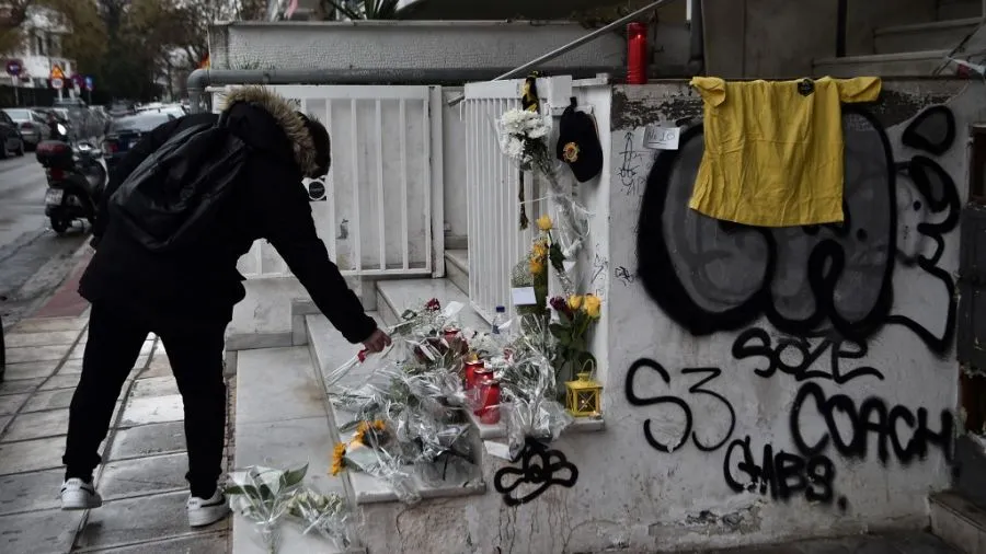 Gobierno de Grecia prohibió barras tras asesinato de un aficionado