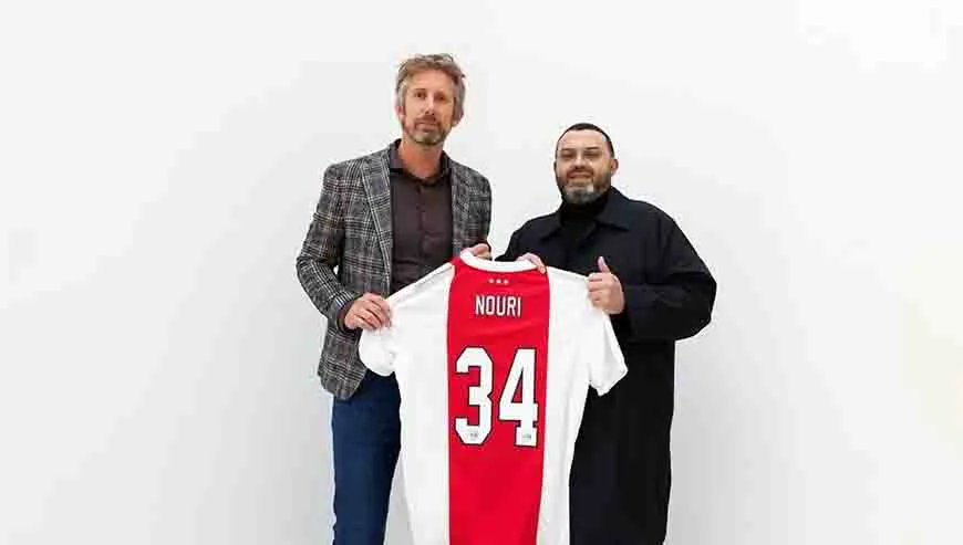 TWITTER @AFCAjax Edwin van der Sar y el padre de Nouri, con la jersey de Abdelhak