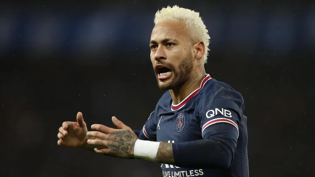 Neymar jugando partido con el PSG en la Champions League