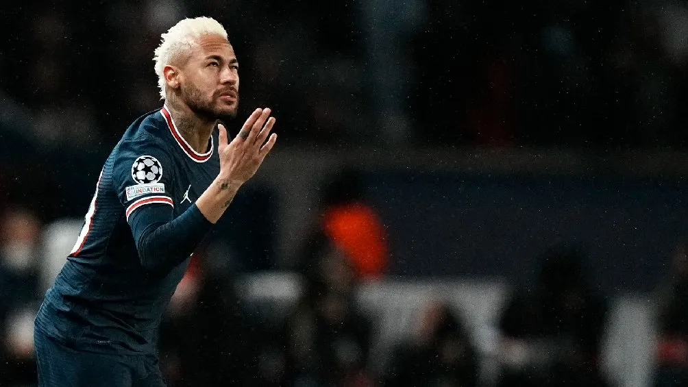 Neymar jugando partido con el PSG en la Champions League
