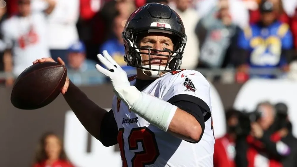 Tom Brady jugando partido de la NFL con Tampa Bay Buccaneers