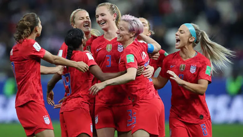 Jugadoras de la selección de EU festejan un gol