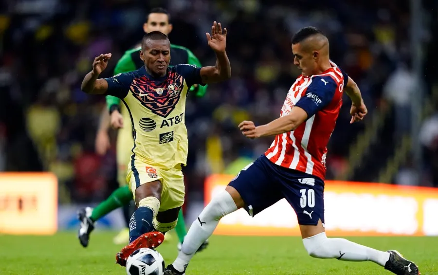 Flores pelea el balón con Pedro Aquino