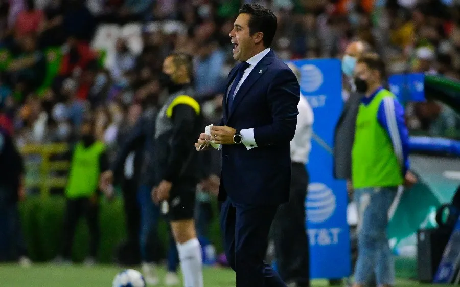 Marcelo Michel Leaño dirigiendo al Rebaño