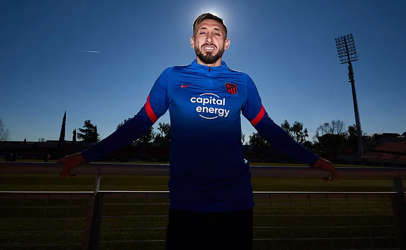 Héctor Herrera durante una sesión de fotos