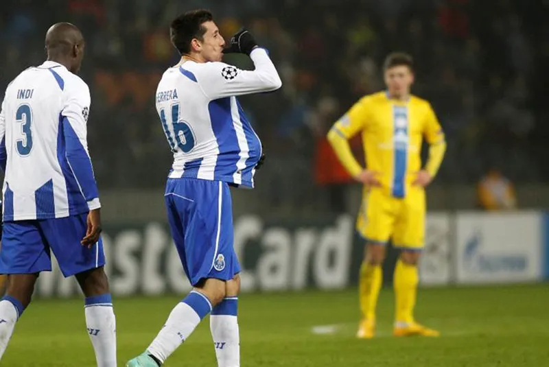 Héctor Herrera durante un duelo con el Porto
