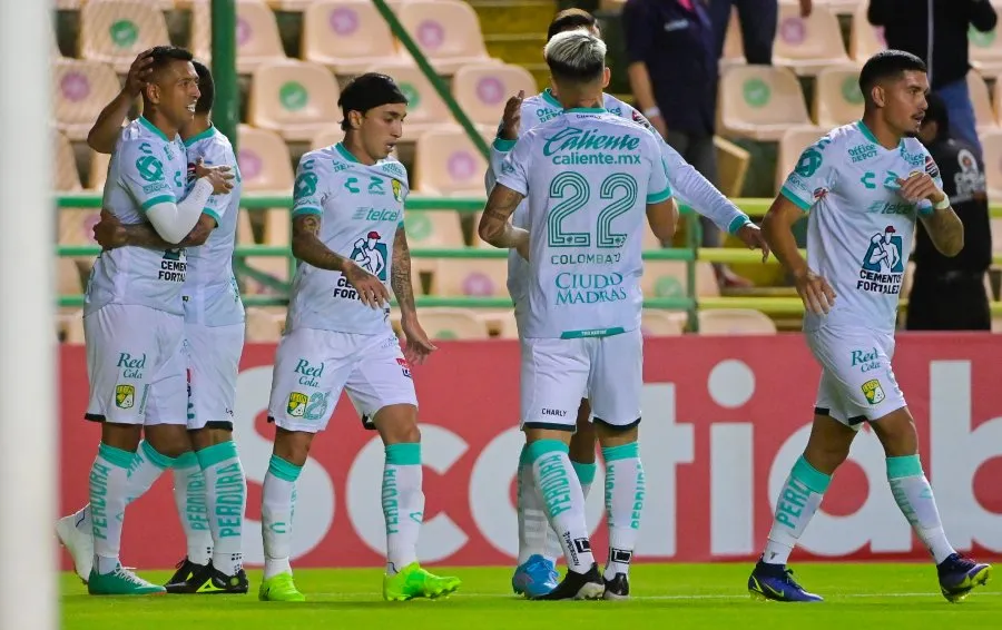 Jugadores del León felicitan a Hernández