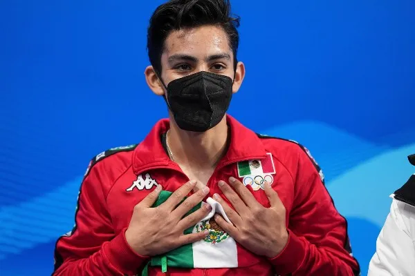 AP Donovan Carrillo con la bandera de México en Beijing 2022