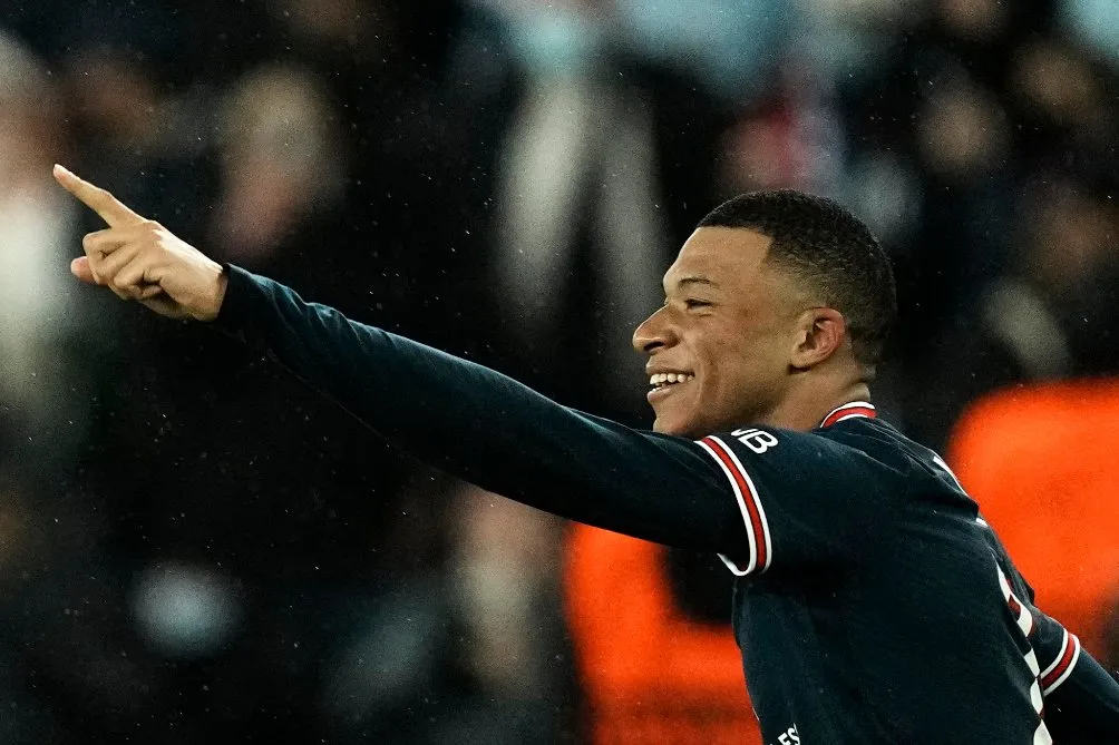 Mbappé festeja anotación en Champions League