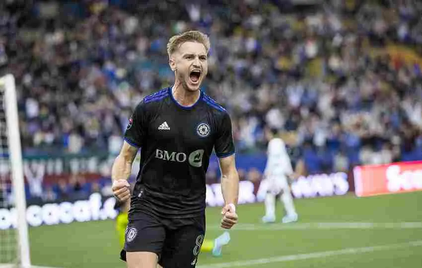 Mihailovic celebrando su anotación a Santos