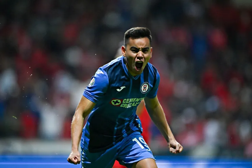 Carlos Rodríguez tras haber anotado gol a favor de Cruz Azul