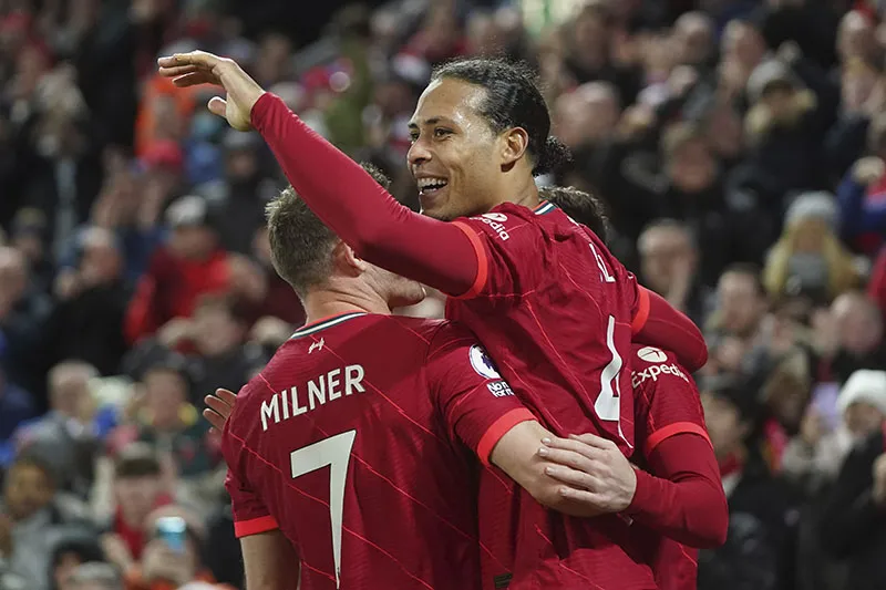 Virgil Van Dijk festeja una anotación ante el Leeds United