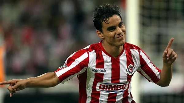 Omar Bravo festeja un gol con Chivas