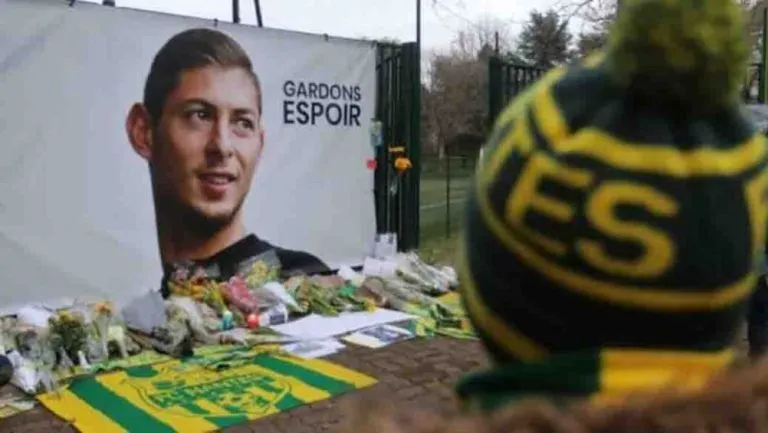 Ofrenda de la afición al futbolista argentino Emiliano Sala