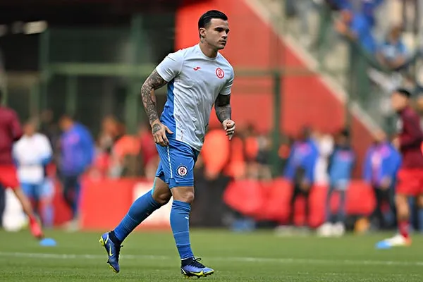 El atacante en el calentamiento previo a un juego