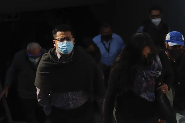 Mexicanos circulan en el Centro Histórico de la CDMX