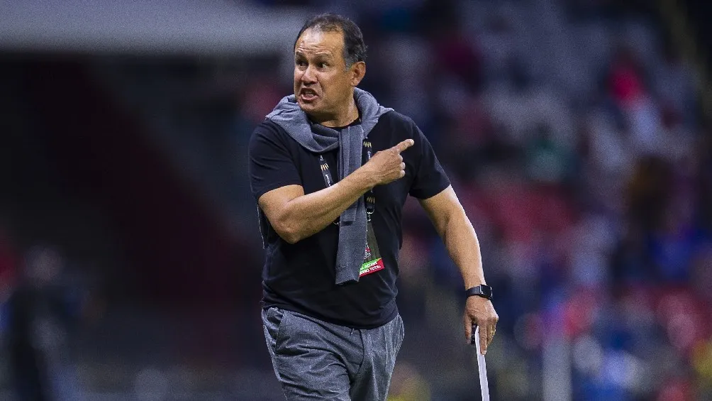 Juan Reynoso dirigiendo a Cruz Azul en partido de Concachampions