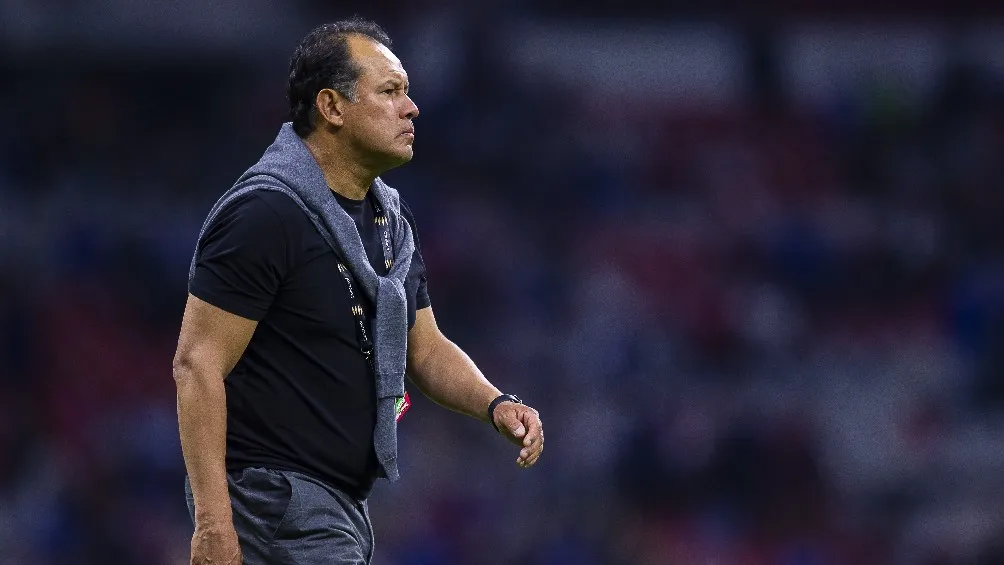 Juan Reynoso dirigiendo a Cruz Azul en partido de Concachampions