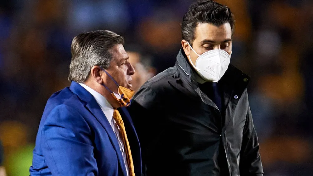 Miguel Herrera (Tigres) junto a Michel Leaño (Chivas) en la Liga MX