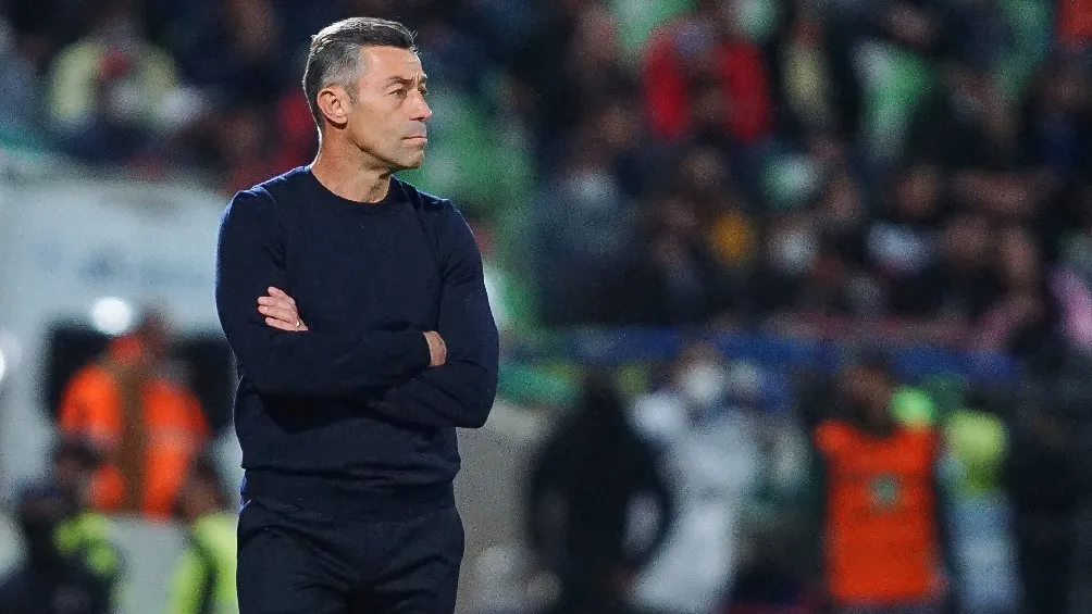 Pedro Caixinha dirigiendo a Santos en partido de la Liga MX
