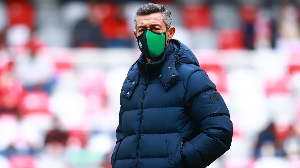 Pedro Caixinha dirigiendo a Santos en partido de la Liga MX