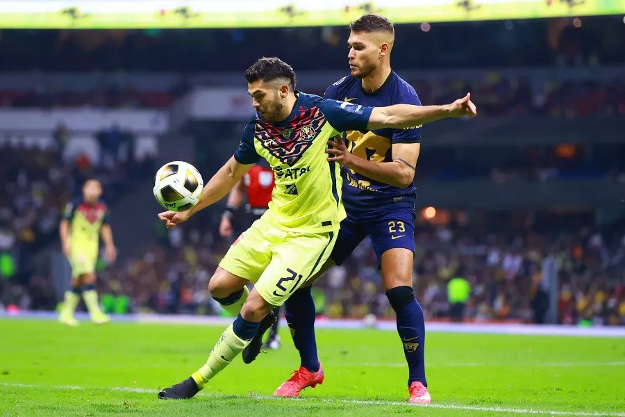 Henry Martín durante un partido con América