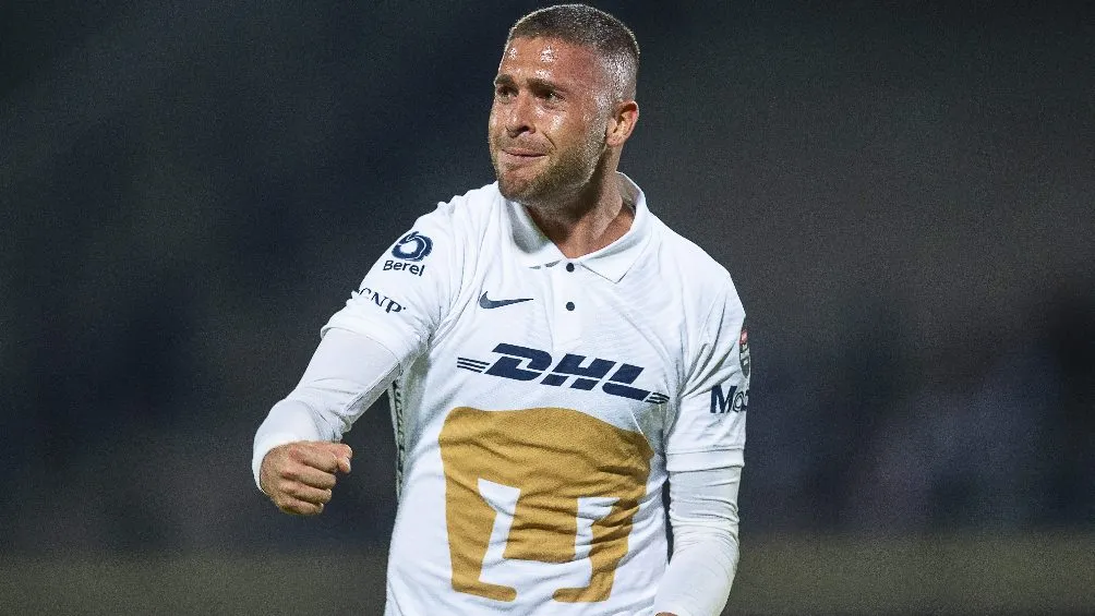 Arturo 'Palermo' Ortíz festejando gol con Pumas ante Saprissa