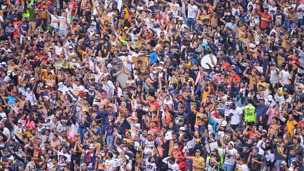 Afición del Pumas apoyando al equipo durante Clásico Capitalino