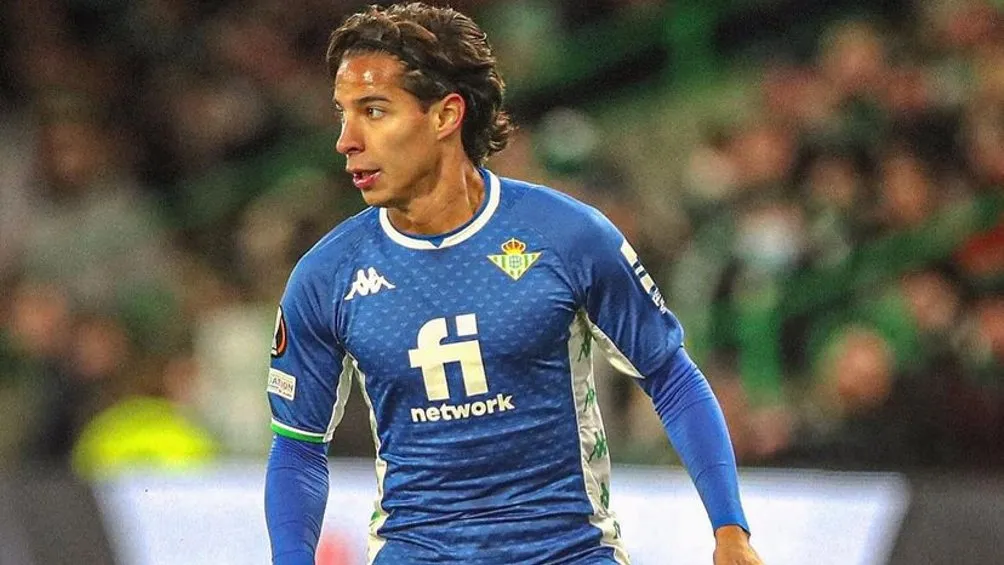 Diego Lainez jugando partido de LaLiga con el Betis