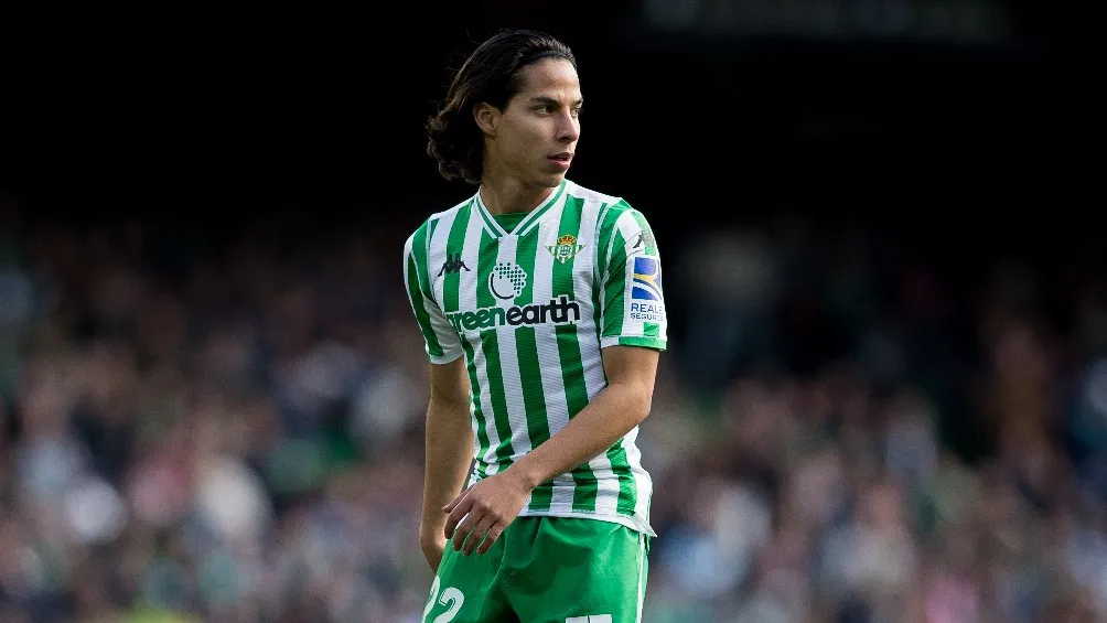 Diego Lainez jugando partido de LaLiga con el Betis