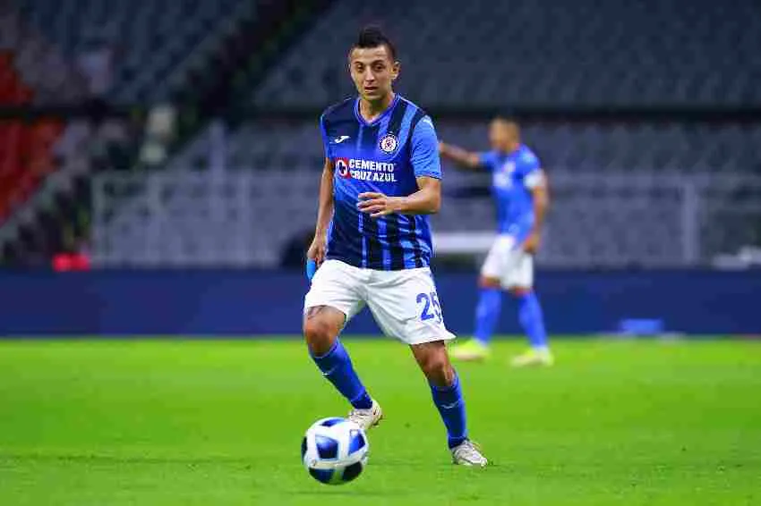 Piojo Alvarado jugando con Cruz Azul