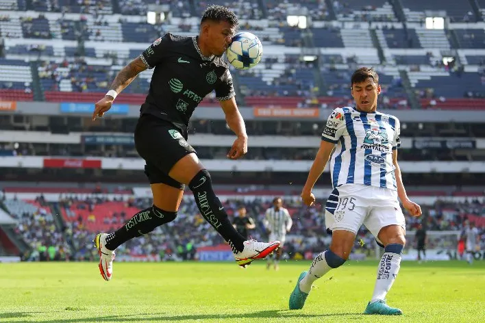 Roger Martínez, delantero azulcrema